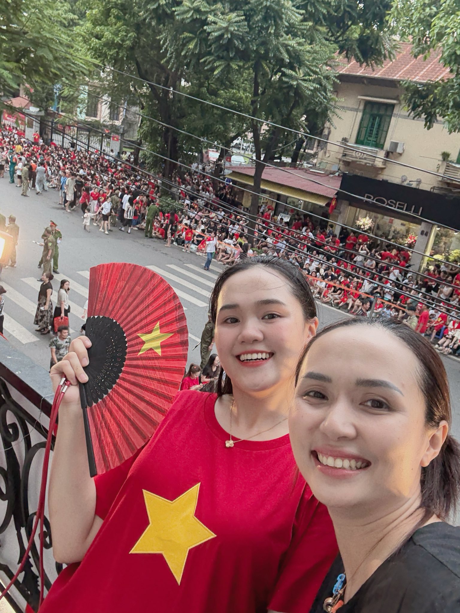 "Còn tổng hợp luyện A80 em còn mở quầy", vợ Duy Mạnh phát 700 cây kem, bánh mì tại nhà mặt phố 6 tầng hôm nay!- Ảnh 2. "Còn tổng hợp luyện A80 em còn mở quầy", vợ Duy Mạnh phát 700 cây kem, bánh mì tại nhà mặt phố 6 tầng hôm nay!- Ảnh 2.