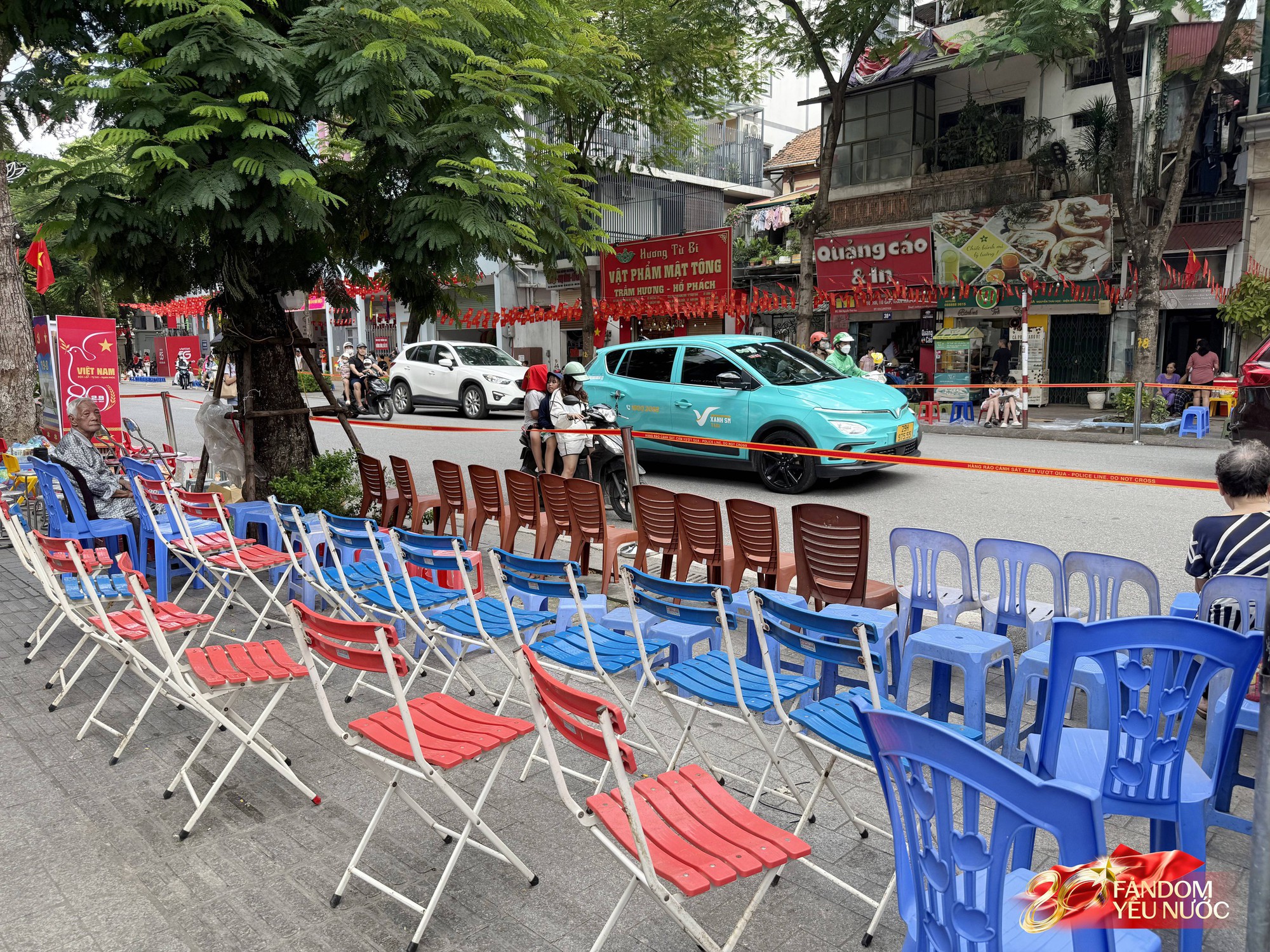 Nhiều hàng quán cho thuê ghế xem diễu binh: 20k-30k/ghế view 