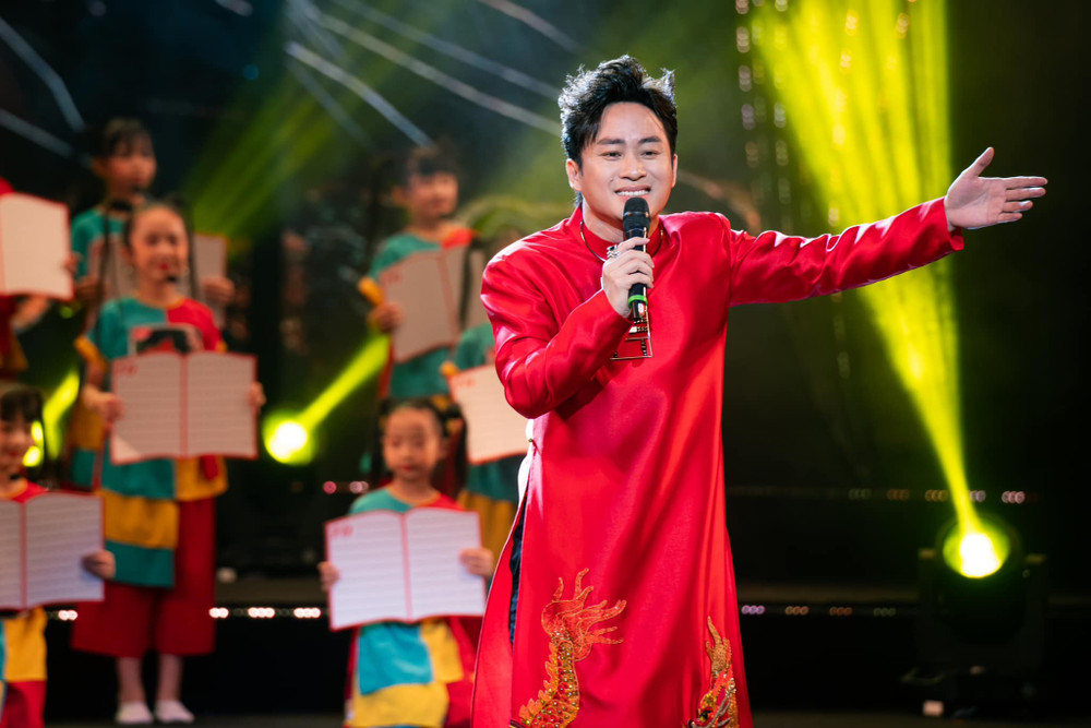Chuyện Tùng Dương khóc giữa 60 nghìn khán giả và bị Duyên Quỳnh "ép" hát lại ca khúc 5 tỷ view- Ảnh 3. Chuyện Tùng Dương khóc giữa 60 nghìn khán giả và bị Duyên Quỳnh "ép" hát lại ca khúc 5 tỷ view- Ảnh 3.