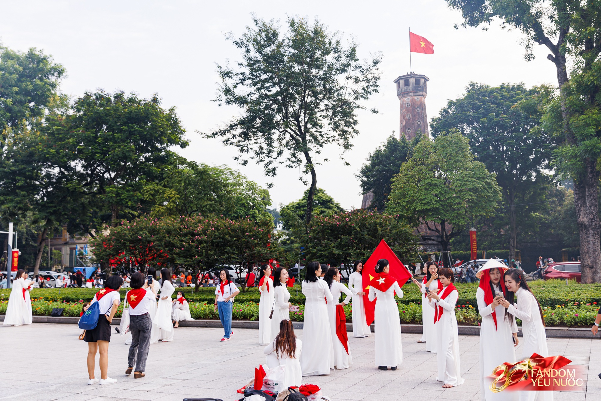 Hà Nội nắng gắt, "khối yêu nước" vẫn kiên trì bám trụ chỗ đẹp chờ xem tổng hợp luyện tối nay- Ảnh 31.