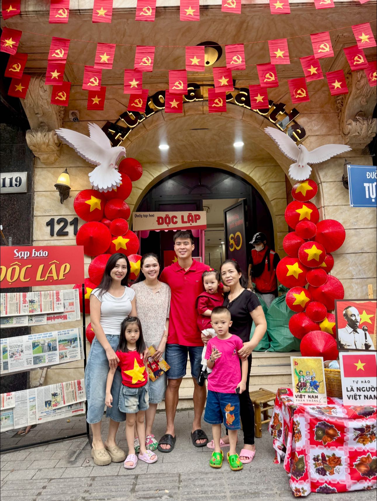 "Còn tổng hợp luyện A80 em còn mở quầy", vợ Duy Mạnh phát 700 cây kem, bánh mì tại nhà mặt phố 6 tầng hôm nay!- Ảnh 3. "Còn tổng hợp luyện A80 em còn mở quầy", vợ Duy Mạnh phát 700 cây kem, bánh mì tại nhà mặt phố 6 tầng hôm nay!- Ảnh 3.
