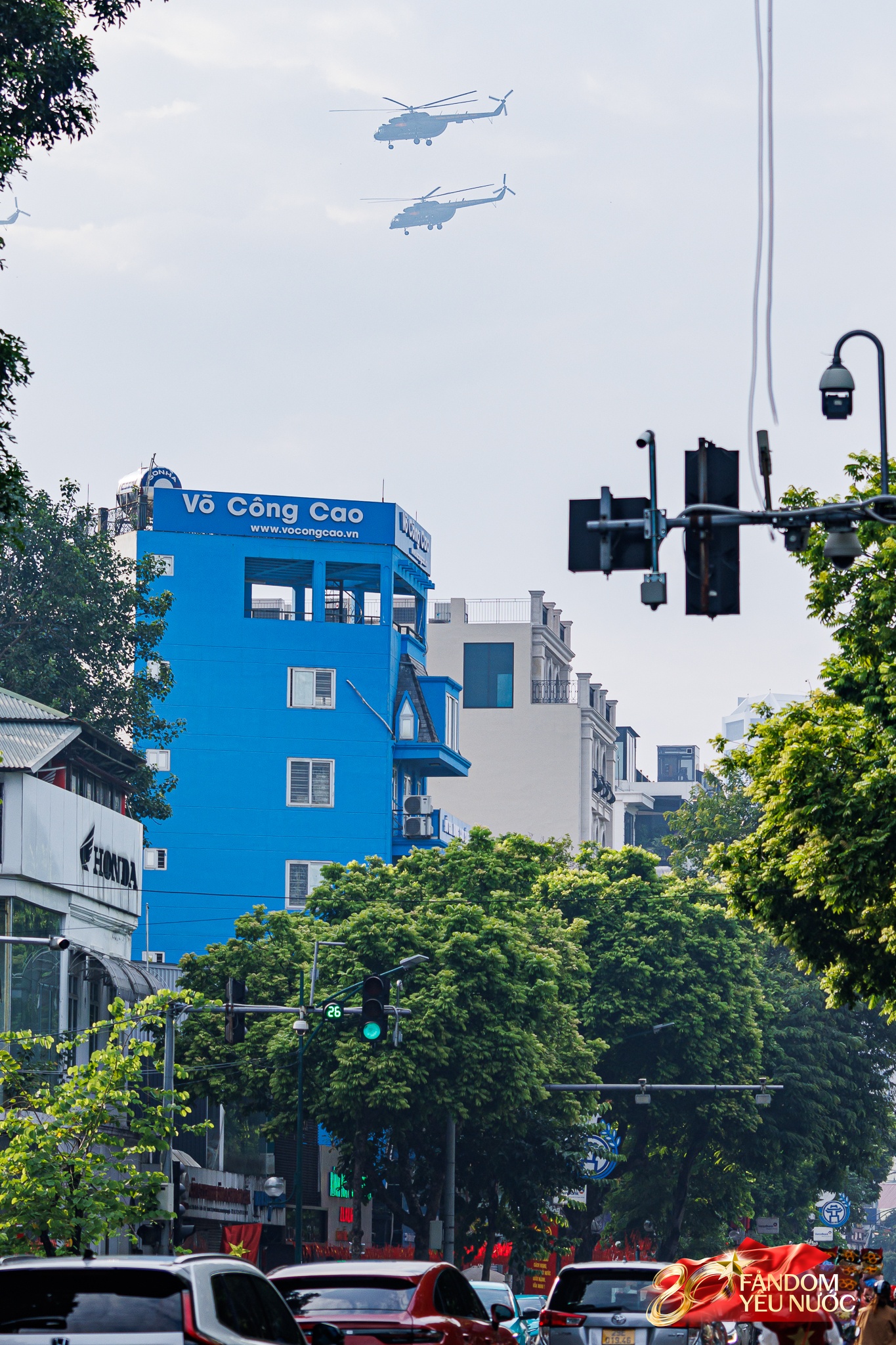 Hà Nội nắng gắt, "khối yêu nước" vẫn kiên trì bám trụ chỗ đẹp chờ xem tổng hợp luyện tối nay- Ảnh 34.