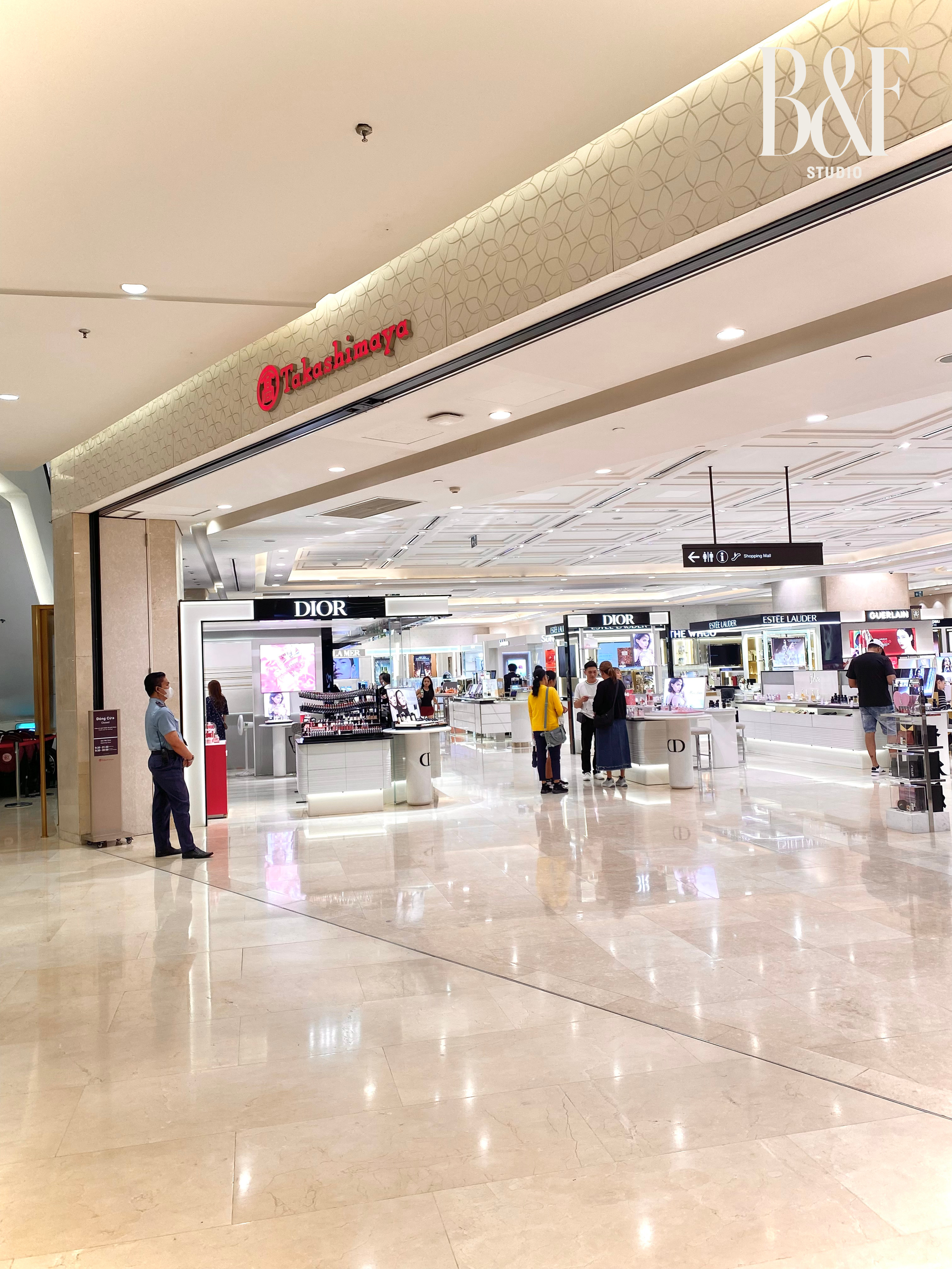 Test nhân viên bán hàng tại Saigon Centre sau drama thái độ: Onitsuka Tiger và loạt store bị réo tên giờ ra sao?- Ảnh 1.
