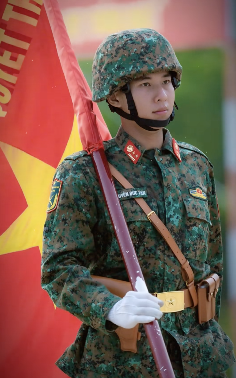 Zoom cận "khối trưởng khối ăn nói" có thần thái ngang ngửa Thượng uý Lê Hoàng Hiệp, lại còn chung khối- Ảnh 10. Zoom cận "khối trưởng khối ăn nói" có thần thái ngang ngửa Thượng uý Lê Hoàng Hiệp, lại còn chung khối- Ảnh 10.