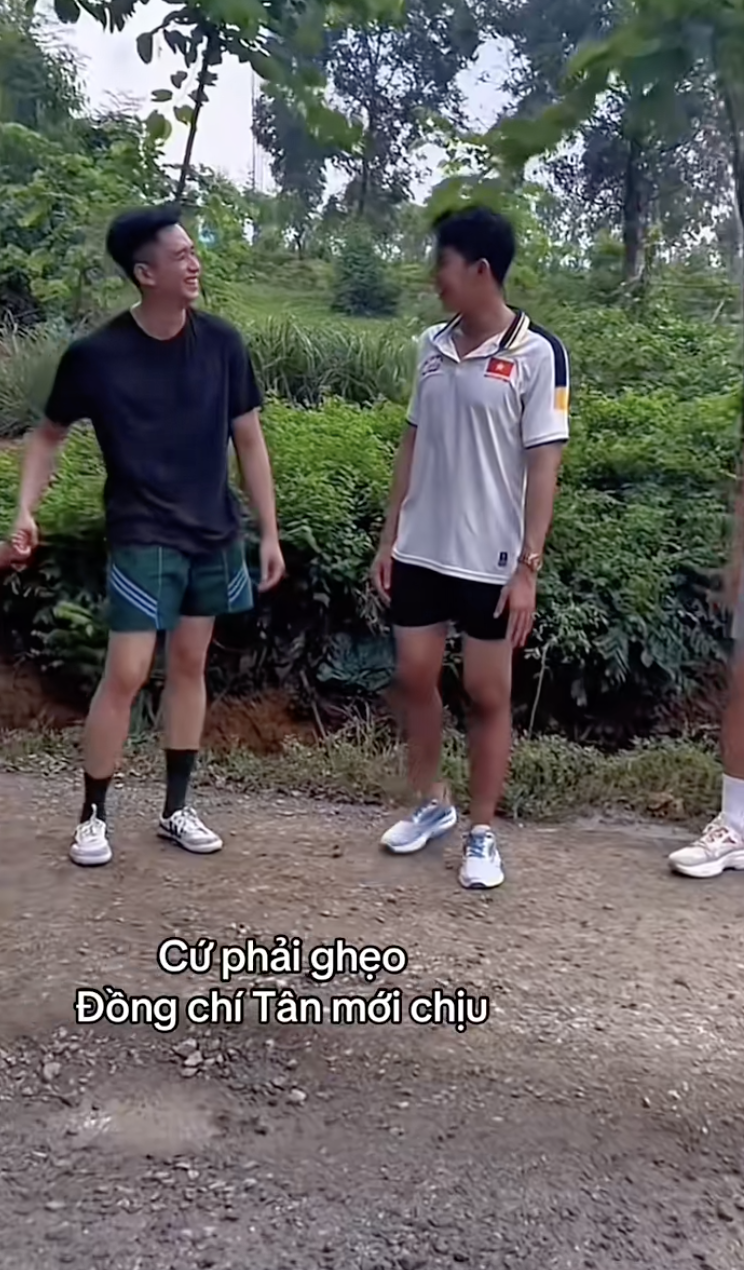 Zoom cận "khối trưởng khối ăn nói" có thần thái ngang ngửa Thượng uý Lê Hoàng Hiệp, lại còn chung khối- Ảnh 8. Zoom cận "khối trưởng khối ăn nói" có thần thái ngang ngửa Thượng uý Lê Hoàng Hiệp, lại còn chung khối- Ảnh 8.