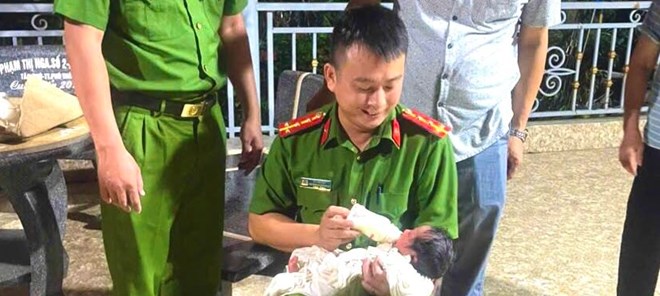 Bé trai sơ sinh để ở cổng chùa với mảnh giấy ghi "Tội lỗi này cả đời mẹ không thể rửa được"- Ảnh 1.