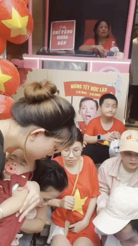 Em bé ngủ dưới nắng khi xem A80, được phu nhân Hà thành đón vào nhà, hoá ra là mẹ vợ hot làng bóng đá!- Ảnh 1.