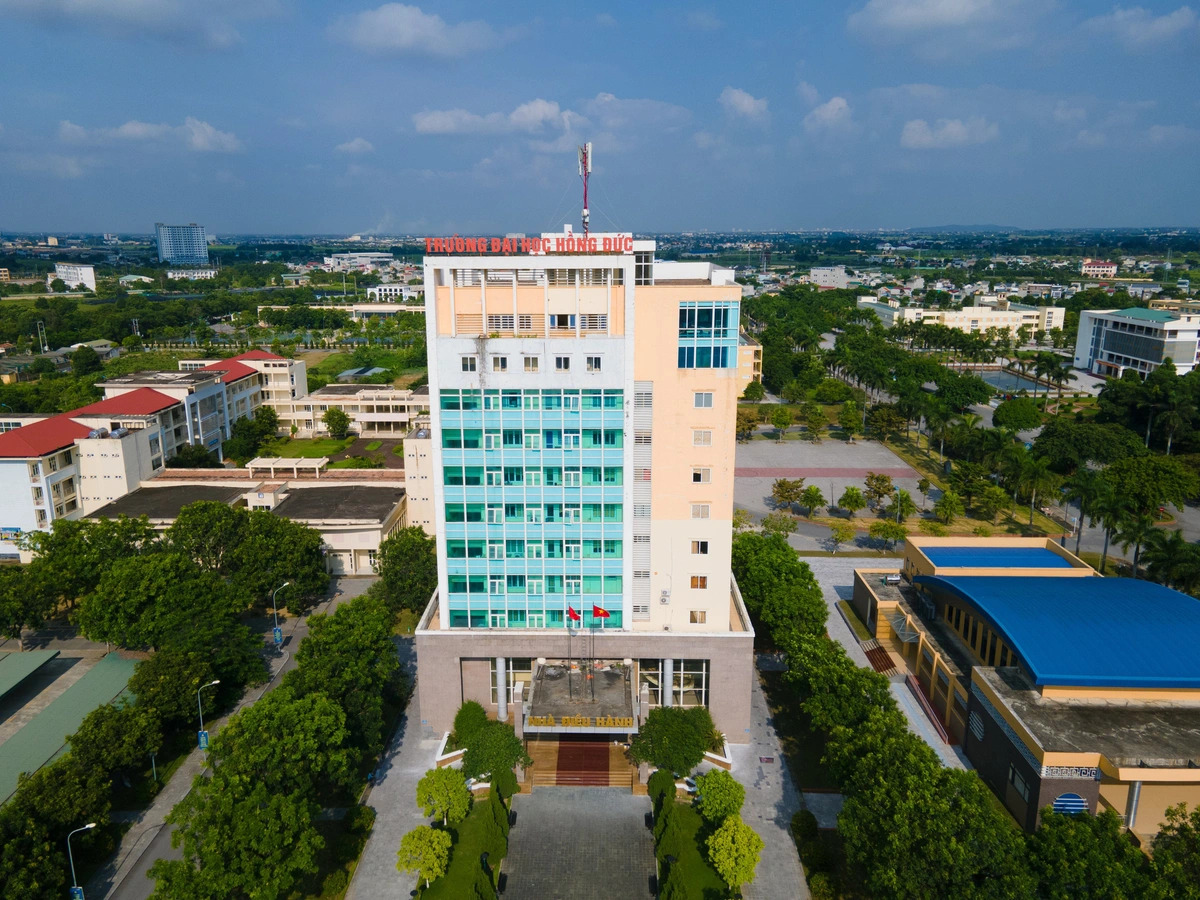 Cứ tưởng điểm chuẩn 30 đã là cao nhất, nhưng lịch sử từng ghi nhận những ngành thí sinh phải "đạt"... 10,16 điểm/môn mới đỗ!- Ảnh 1.