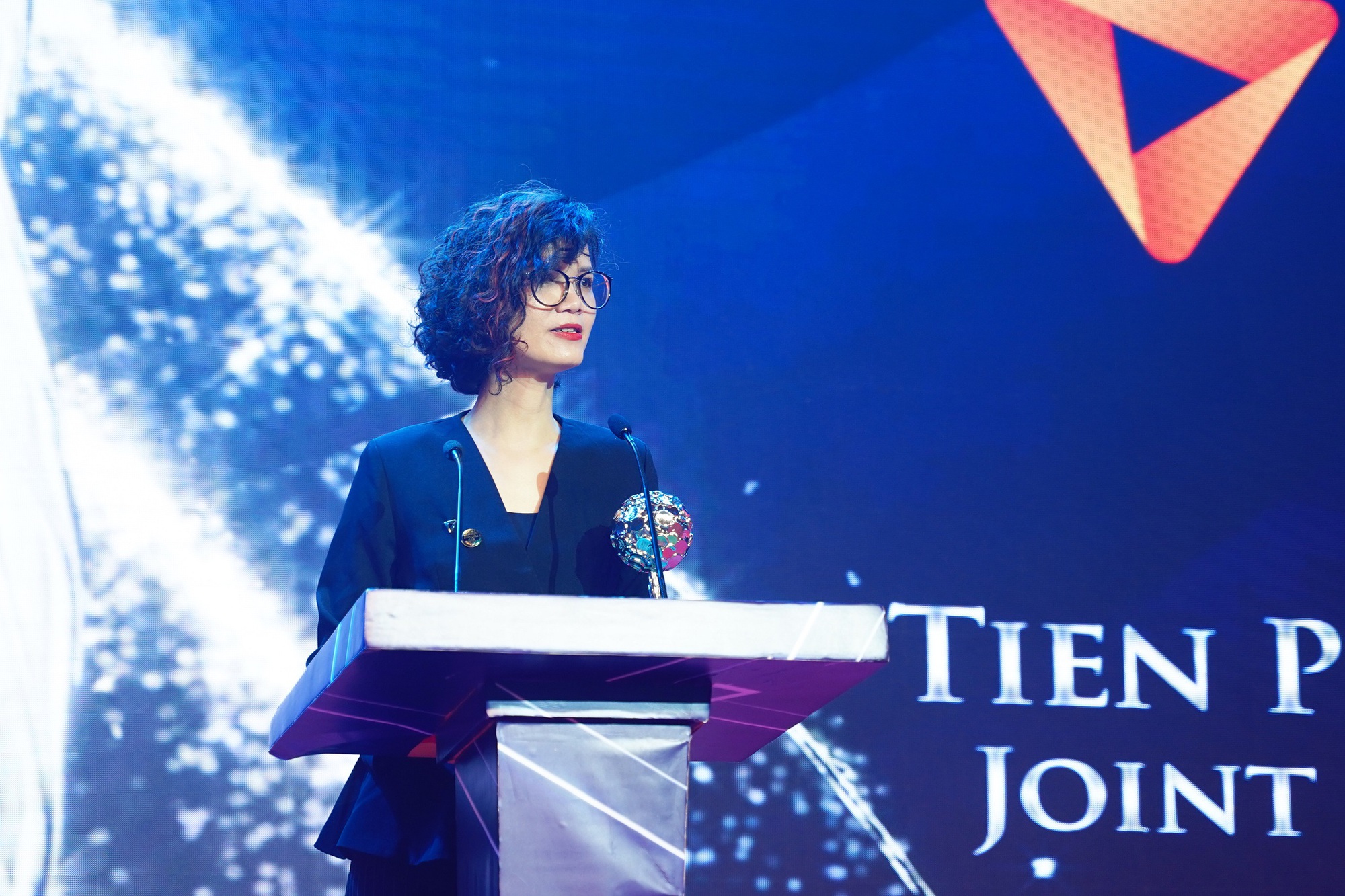 Thần thái như minh tinh của nữ giám đốc truyền thông ngân hàng TPBank trên sân khấu Em Xinh Say Hi- Ảnh 4.