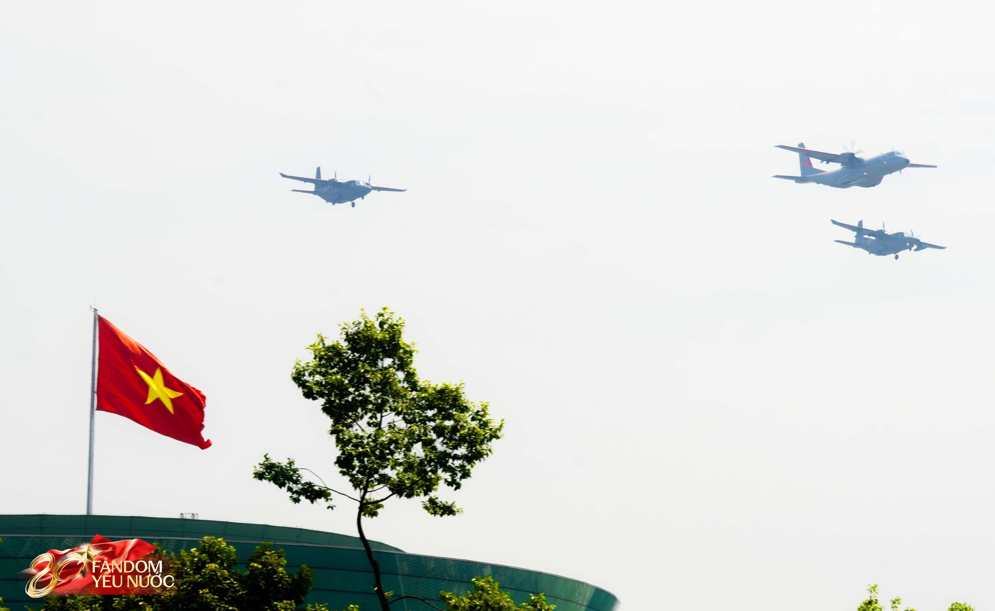 [CLIP] Phi công SU-30MK2 đưa tay chào cực nghệ khi chao lượn trên bầu trời Hà Nội, tiến về Ba Đình- Ảnh 10.