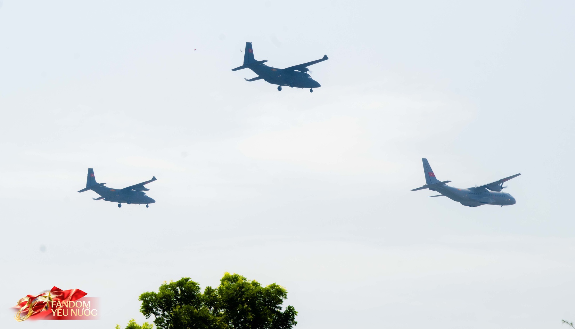 [CLIP] Phi công SU-30MK2 đưa tay chào cực nghệ khi chao lượn trên bầu trời Hà Nội, tiến về Ba Đình- Ảnh 11.