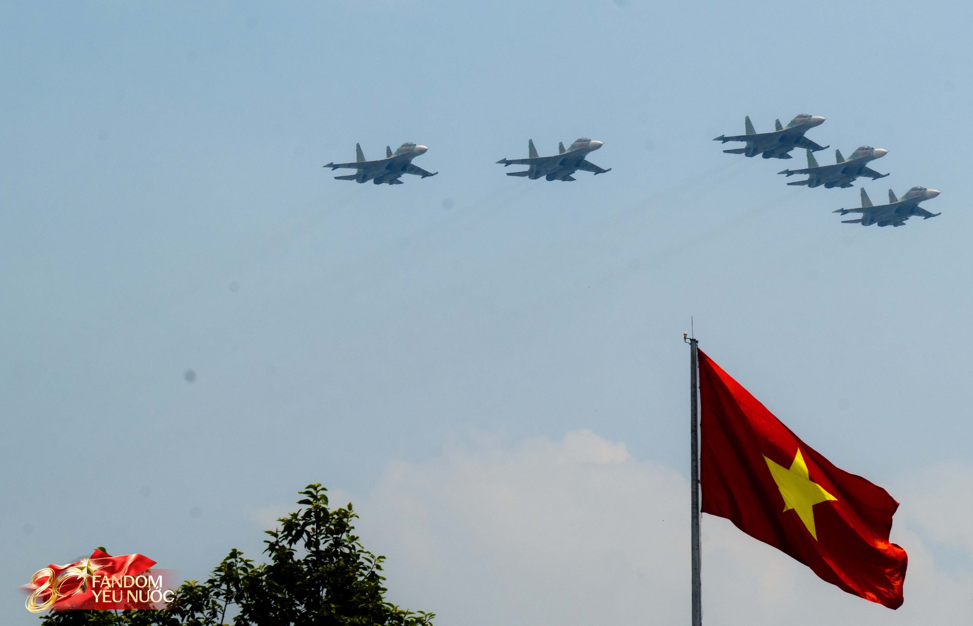 [CLIP] Phi công SU-30MK2 đưa tay chào cực nghệ khi chao lượn trên bầu trời Hà Nội, tiến về Ba Đình- Ảnh 9.