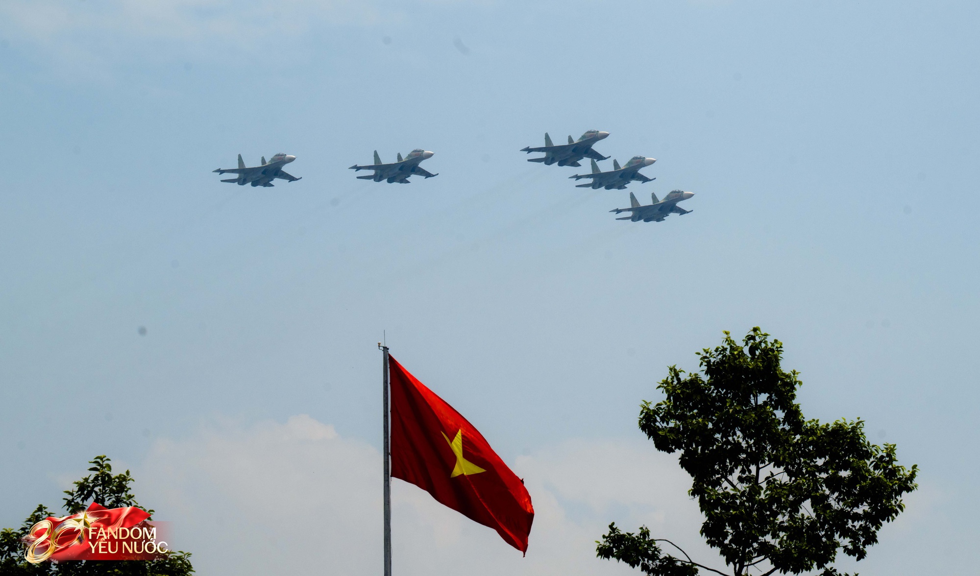 [CLIP] Phi công SU-30MK2 đưa tay chào cực nghệ khi chao lượn trên bầu trời Hà Nội, tiến về Ba Đình- Ảnh 8.