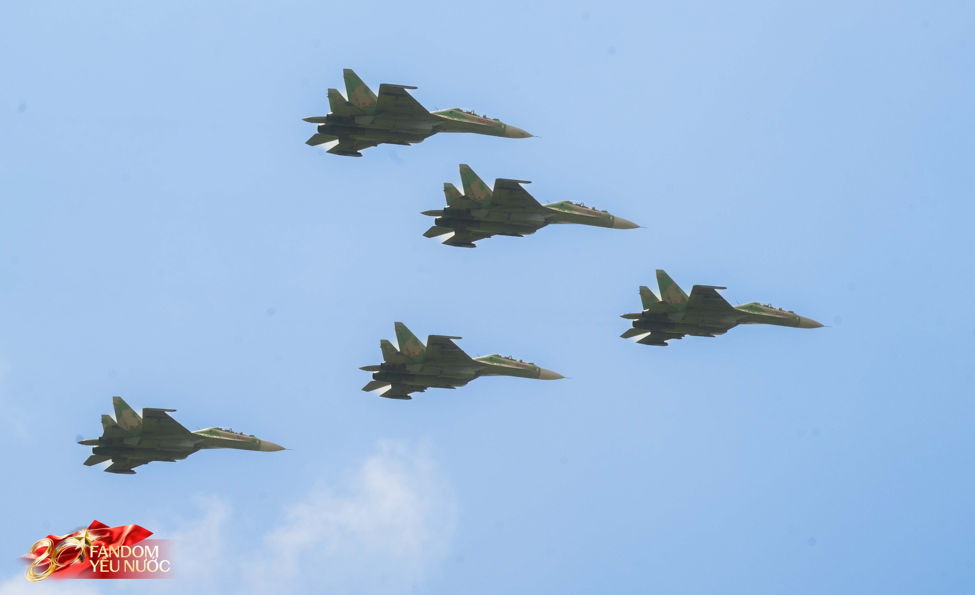 [CLIP] Phi công SU-30MK2 đưa tay chào cực nghệ khi chao lượn trên bầu trời Hà Nội, tiến về Ba Đình- Ảnh 3.