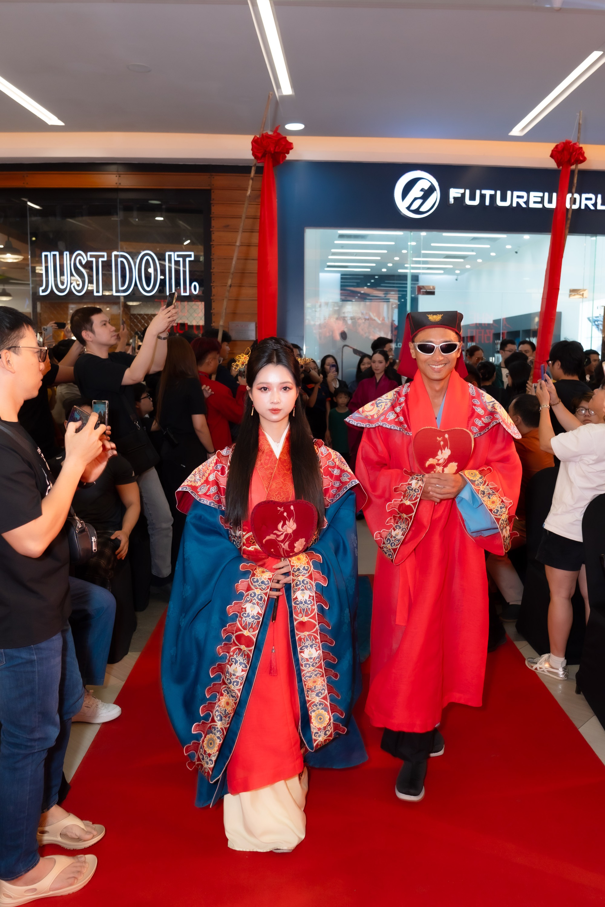 Cặp đôi Vbiz lệch 13 tuổi gây sốt MXH: Nhà trai đẹp top đầu showbiz, nhà gái cứ đóng phim là hot rần rần- Ảnh 1.