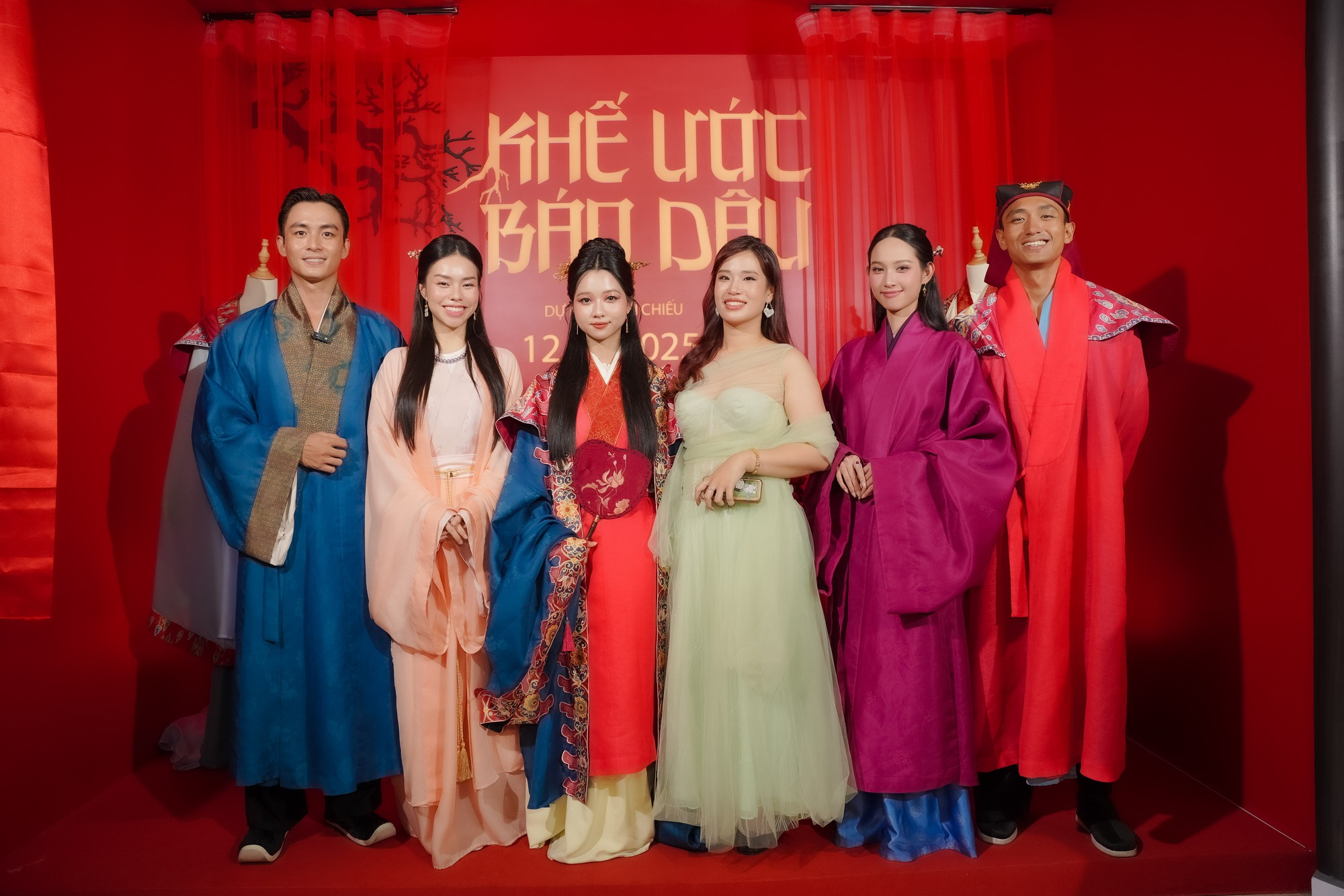 Cặp đôi Vbiz lệch 13 tuổi gây sốt MXH: Nhà trai đẹp top đầu showbiz, nhà gái cứ đóng phim là hot rần rần- Ảnh 2.
