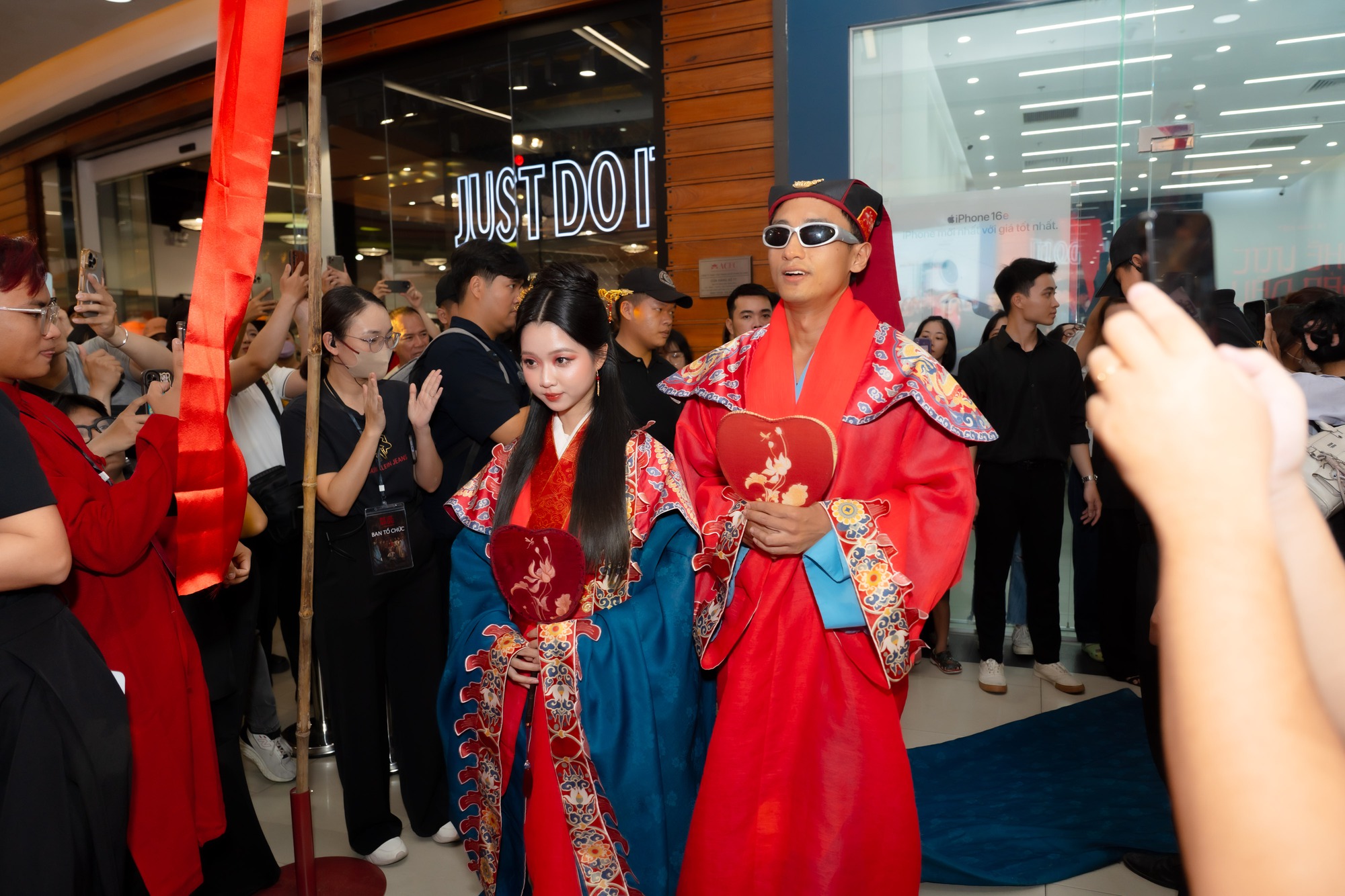 Cặp đôi Vbiz lệch 13 tuổi gây sốt MXH: Nhà trai đẹp top đầu showbiz, nhà gái cứ đóng phim là hot rần rần- Ảnh 6.
