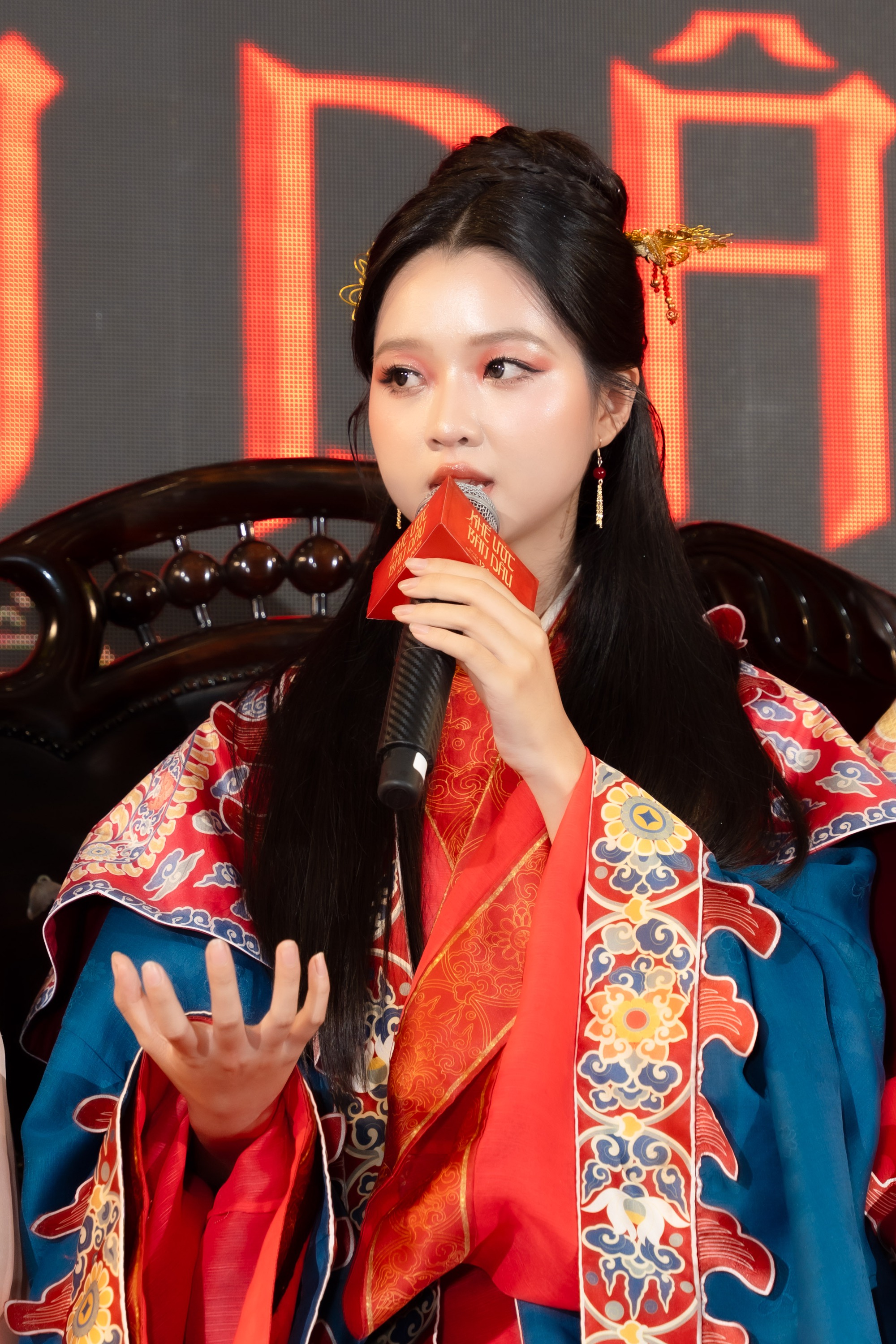 Cặp đôi Vbiz lệch 13 tuổi gây sốt MXH: Nhà trai đẹp top đầu showbiz, nhà gái cứ đóng phim là hot rần rần- Ảnh 4.