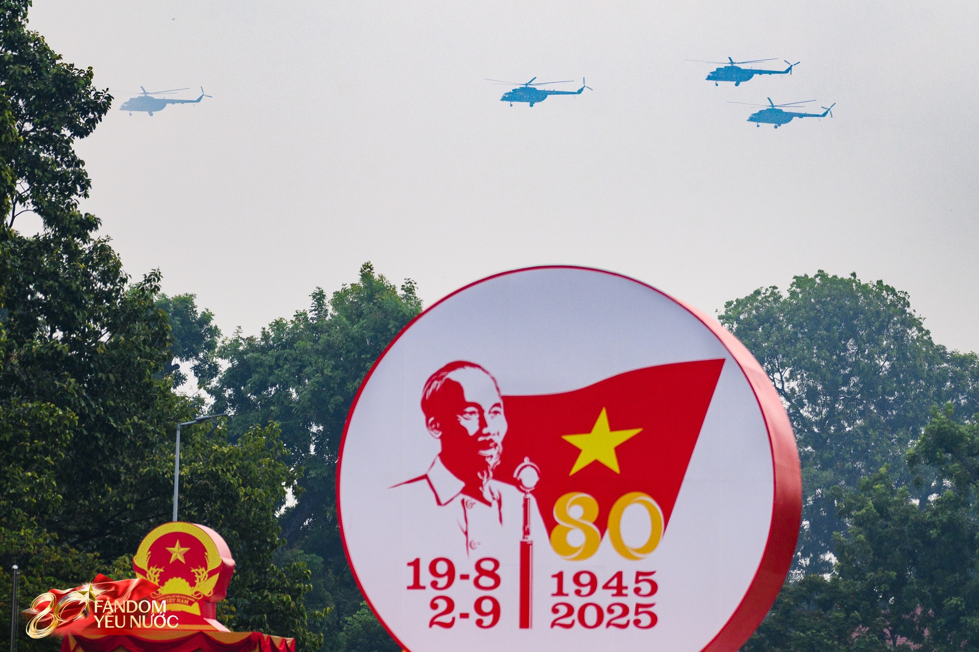 [CLIP] Phi công SU-30MK2 đưa tay chào cực nghệ khi chao lượn trên bầu trời Hà Nội, tiến về Ba Đình- Ảnh 14.