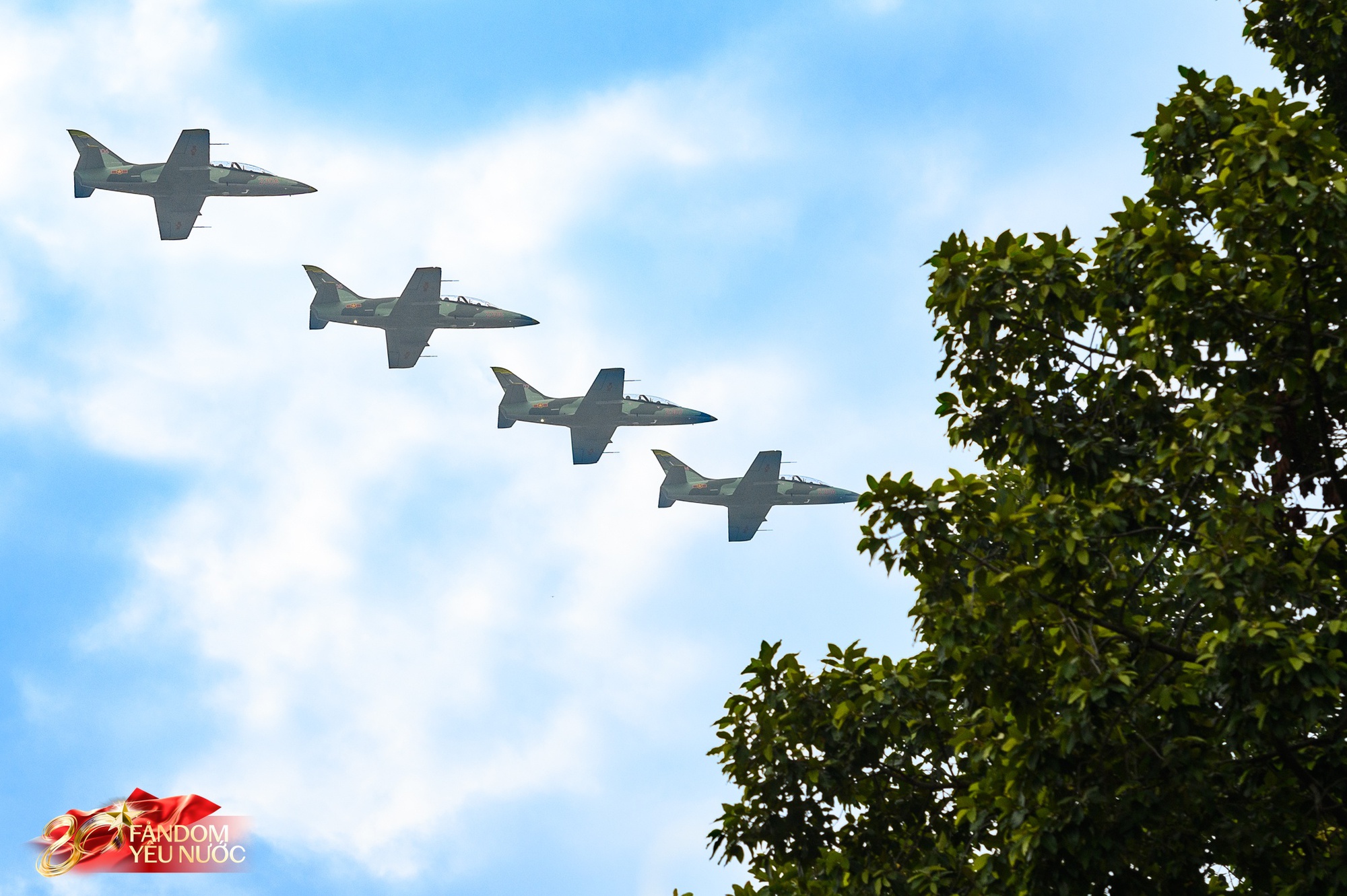 [CLIP] Phi công SU-30MK2 đưa tay chào cực nghệ khi chao lượn trên bầu trời Hà Nội, tiến về Ba Đình- Ảnh 15.