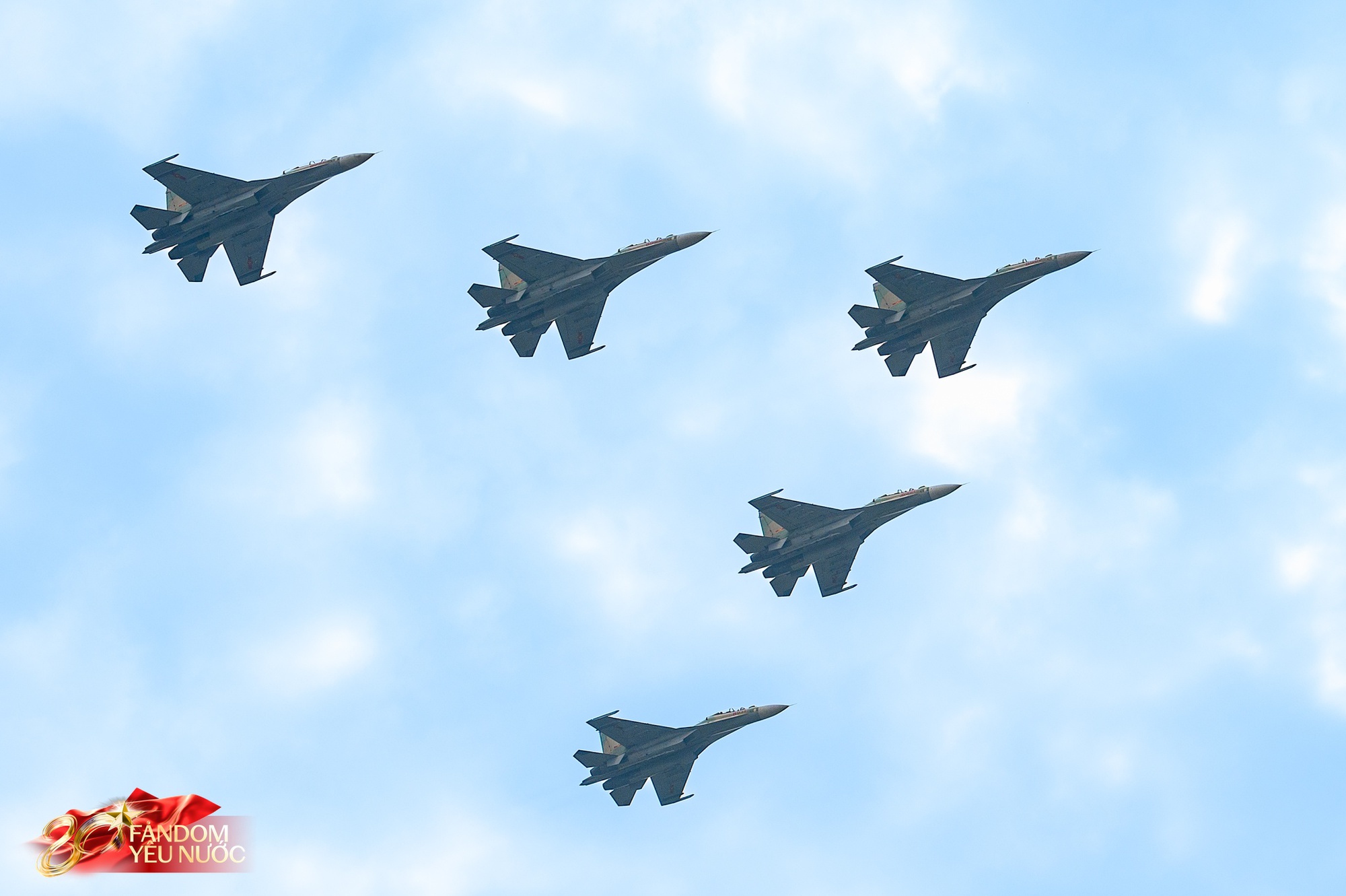 [CLIP] Phi công SU-30MK2 đưa tay chào cực nghệ khi chao lượn trên bầu trời Hà Nội, tiến về Ba Đình- Ảnh 13.