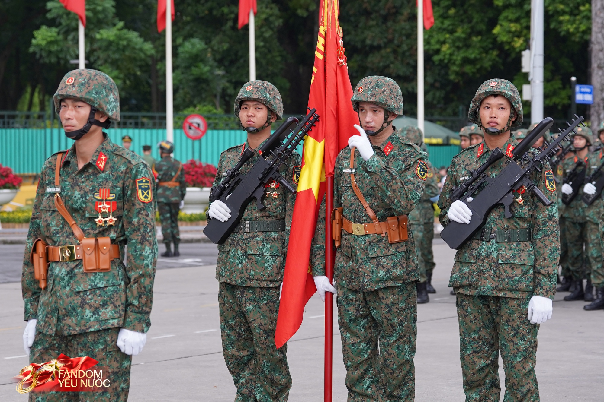 Zoom cận "khối trưởng khối ăn nói" có thần thái ngang ngửa Thượng uý Lê Hoàng Hiệp, lại còn chung khối- Ảnh 1. Zoom cận "khối trưởng khối ăn nói" có thần thái ngang ngửa Thượng uý Lê Hoàng Hiệp, lại còn chung khối- Ảnh 1.
