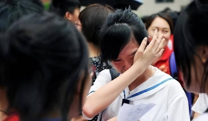 "Con ơi đừng đi học nữa, mẹ lo kh&ocirc;ng nổi đ&acirc;u" - Lời cầu xin khiến nữ sinh 2k7 bật kh&oacute;c giữa giấc mơ đại học- Ảnh 1.