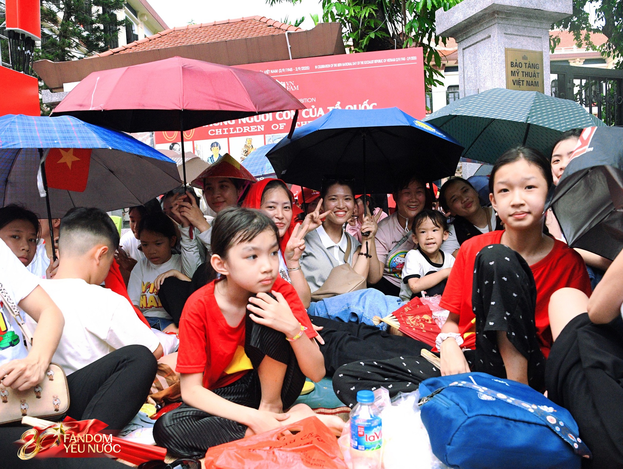 Chủ nhật lạ nhất ở Hà Nội: Cắm trại suốt 12 tiếng ngay giữa phố, "thảm" ô khổng lồ xuất hiện- Ảnh 3.