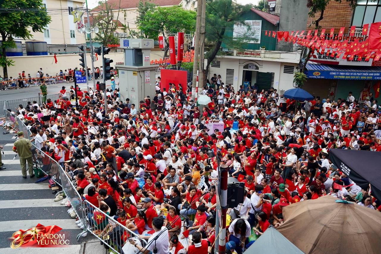2 bức ảnh “hệ thống phòng thủ cực mạnh” chạy bằng cơm trên đường phố Hà Nội ngày hợp luyện- Ảnh 2.