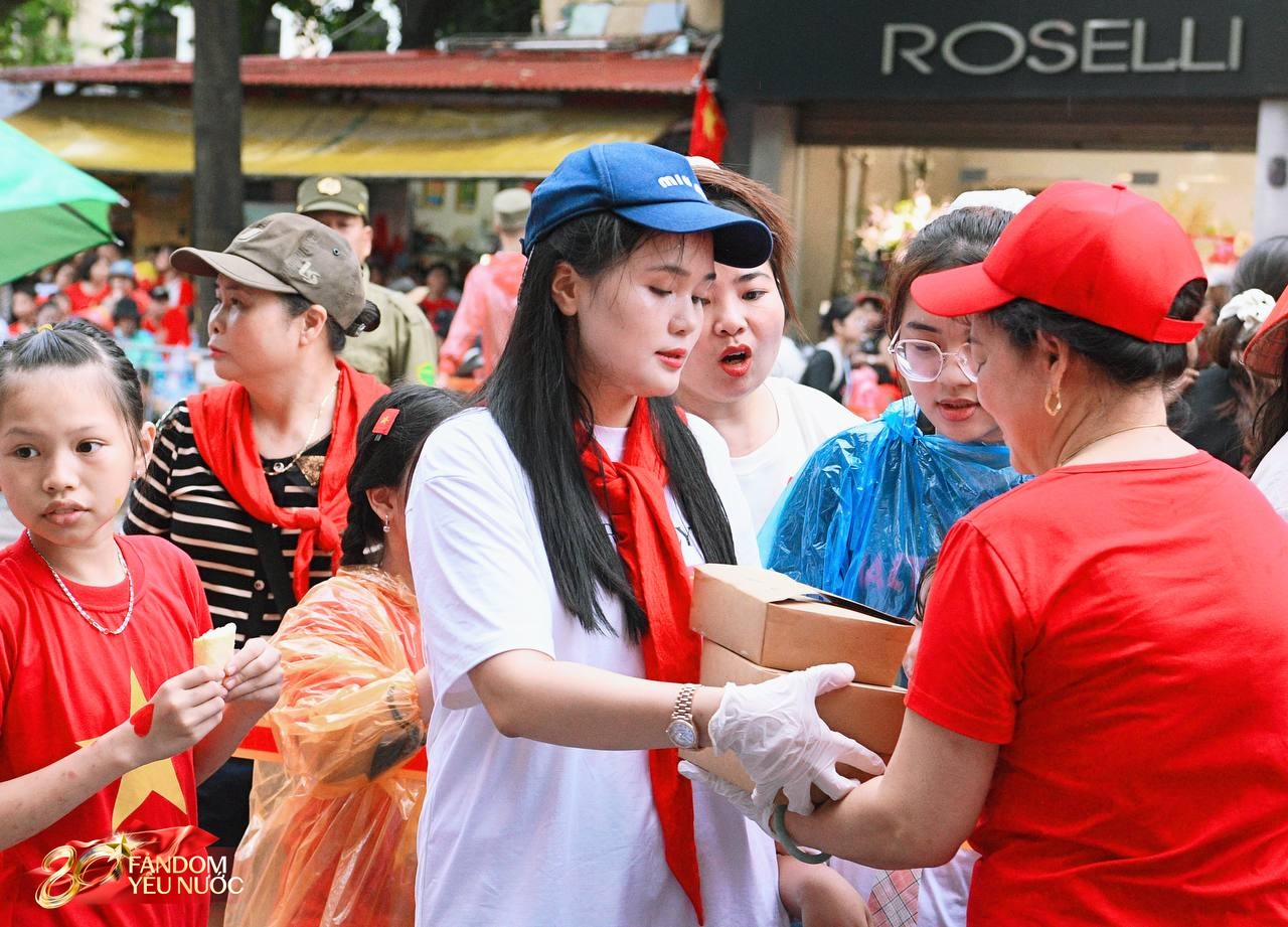 Phỏng vấn: Vợ Duy Mạnh - Văn Quyết dựng ô lớn cho người dân trú mưa khi xem tổng duyệt diễu binh, diễu hành A80- Ảnh 8.
