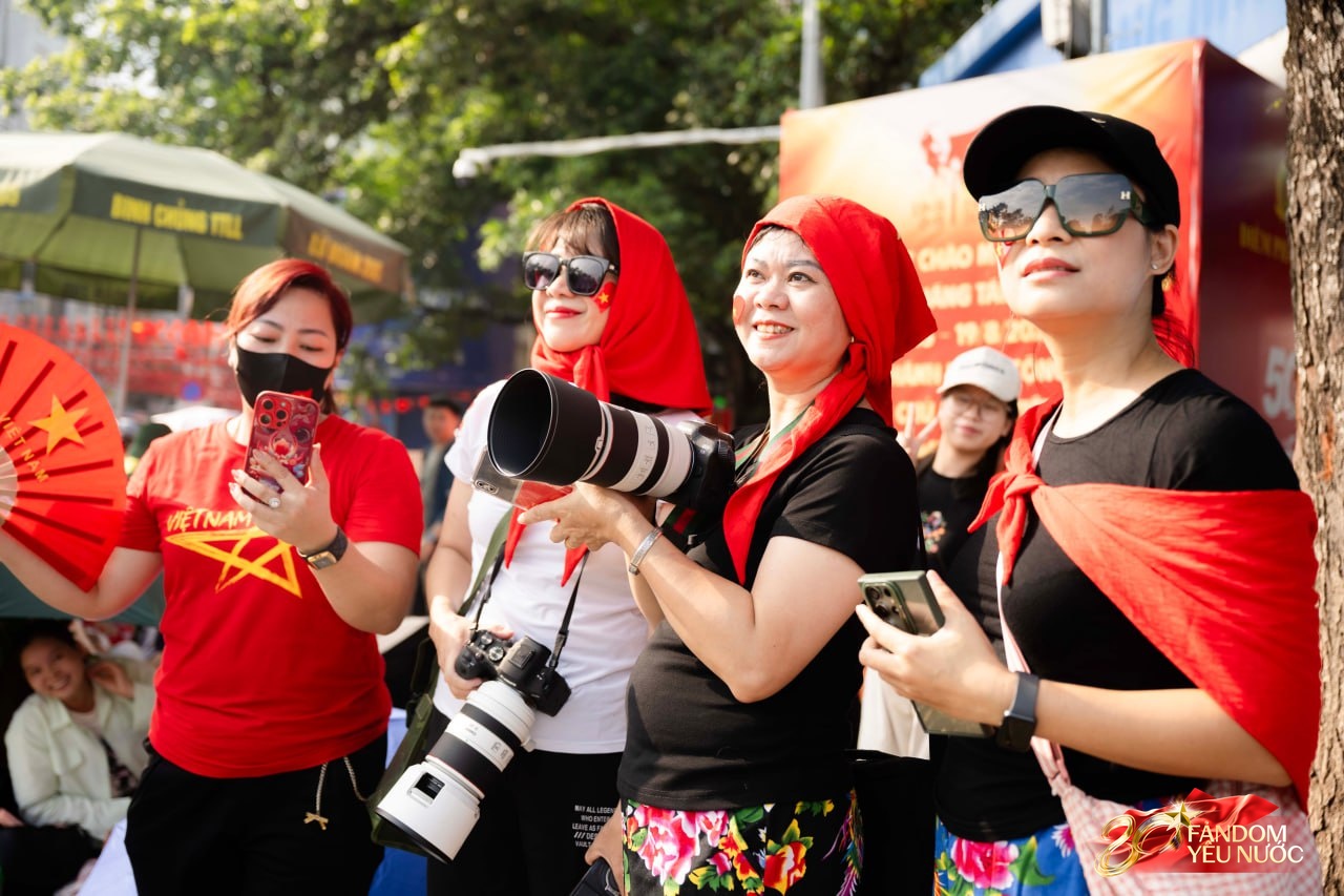 Hà Nội nắng gắt, "khối yêu nước" vẫn kiên trì bám trụ chỗ đẹp chờ xem tổng hợp luyện tối nay- Ảnh 20.