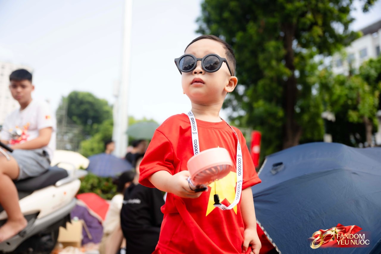 Hà Nội nắng gắt, "khối yêu nước" vẫn kiên trì bám trụ chỗ đẹp chờ xem tổng hợp luyện tối nay- Ảnh 19.