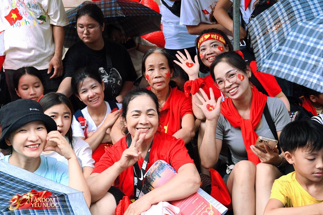 Phỏng vấn: Vợ Duy Mạnh - Văn Quyết dựng ô lớn cho người dân trú mưa khi xem tổng duyệt diễu binh, diễu hành A80- Ảnh 2.
