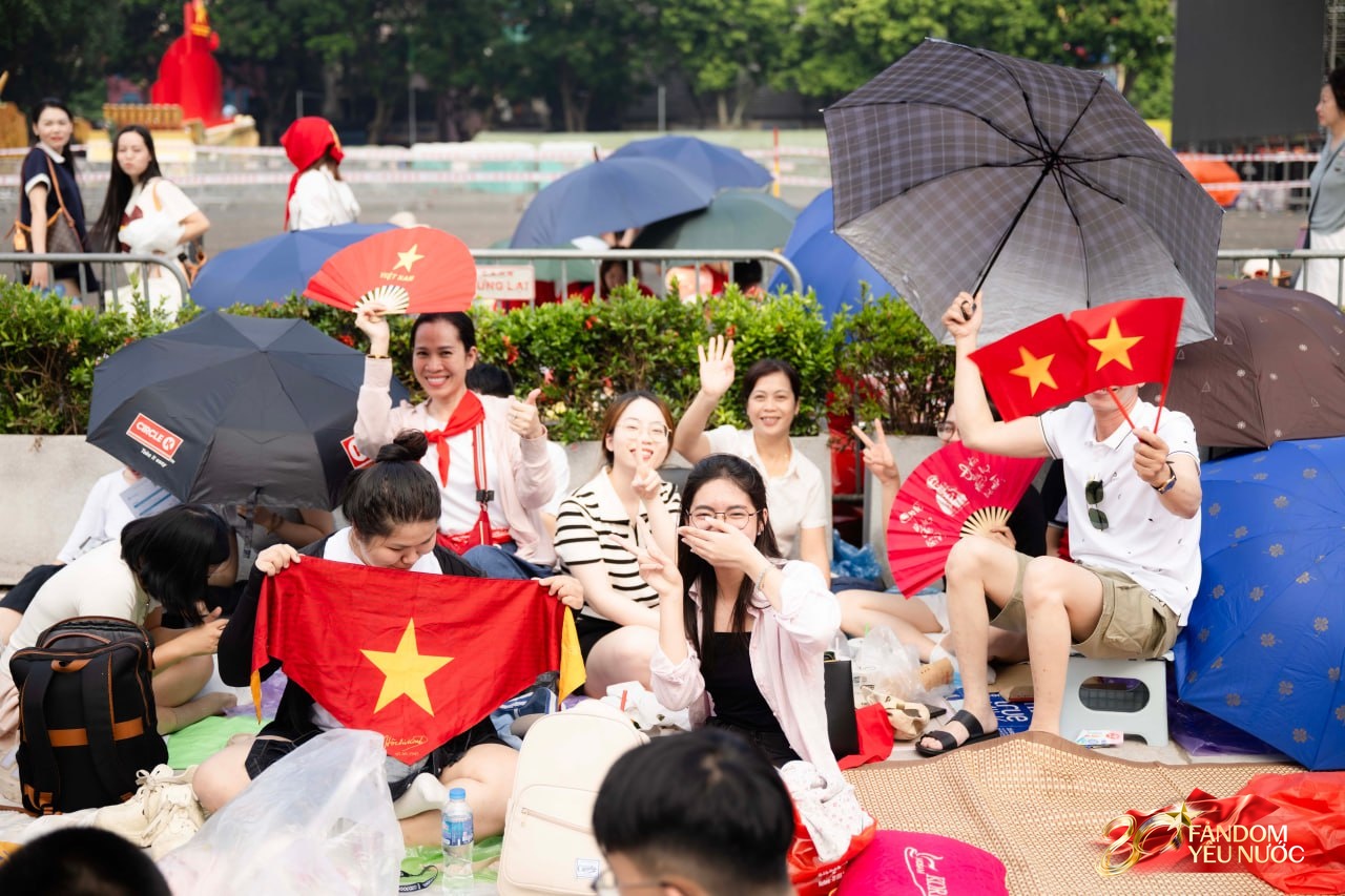 Hà Nội nắng gắt, "khối yêu nước" vẫn kiên trì bám trụ chỗ đẹp chờ xem tổng hợp luyện tối nay- Ảnh 16.