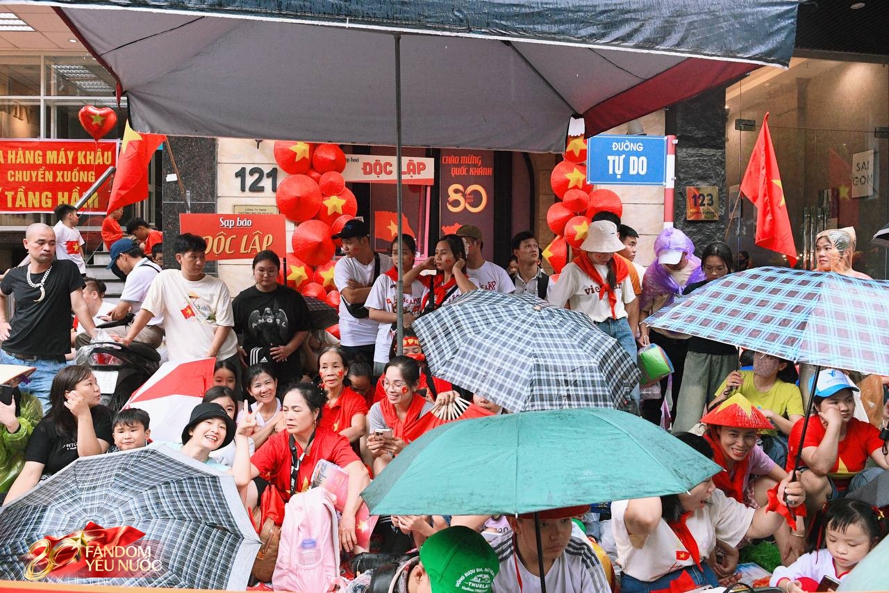 Phỏng vấn: Vợ Duy Mạnh - Văn Quyết dựng ô lớn cho người dân trú mưa khi xem tổng duyệt diễu binh, diễu hành A80- Ảnh 1.