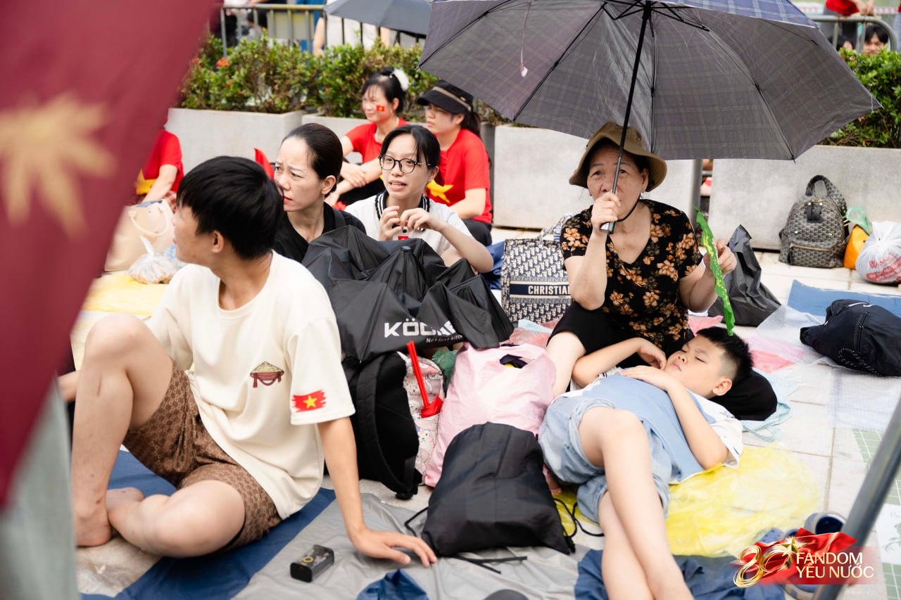 Hà Nội nắng gắt, "khối yêu nước" vẫn kiên trì bám trụ chỗ đẹp chờ xem tổng hợp luyện tối nay- Ảnh 15.