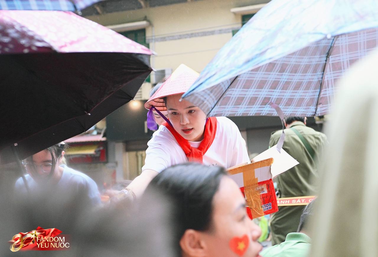 Em bé ngủ dưới nắng khi xem A80, được phu nhân Hà thành đón vào nhà, hoá ra là mẹ vợ hot làng bóng đá!- Ảnh 6.