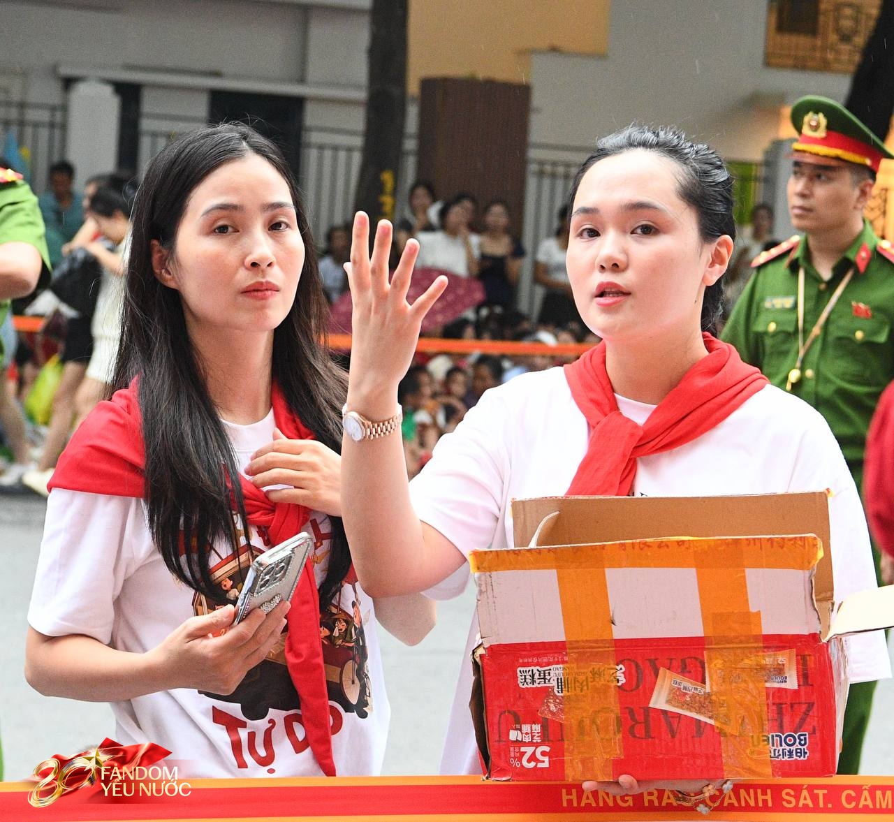 Em bé ngủ dưới nắng khi xem A80, được phu nhân Hà thành đón vào nhà, hoá ra là mẹ vợ hot làng bóng đá!- Ảnh 7.