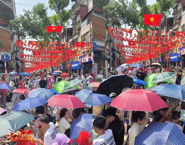 Chủ nhật lạ nhất ở Hà Nội: Cắm trại suốt 12 tiếng ngay giữa phố, "thảm" ô khổng lồ xuất hiện- Ảnh 2.