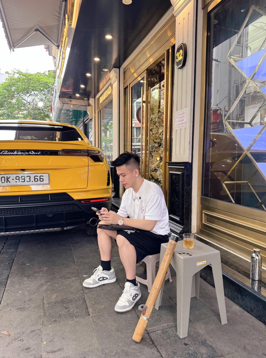 Doanh nhân 9x bán kim cương bị bắt tạm giam vì tội rửa tiền từng có cuộc sống hào nhoáng như thế này: Sở hữu hàng loạt xe sang 'thú dữ', đồng hồ tiền tỷ- Ảnh 2.