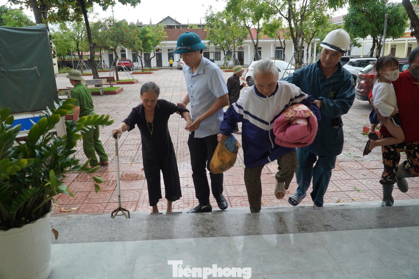 'Bão đến là phải đi, chỉ sợ trở về chẳng còn nhà cửa'- Ảnh 1. 'Bão đến là phải đi, chỉ sợ trở về chẳng còn nhà cửa'- Ảnh 1.