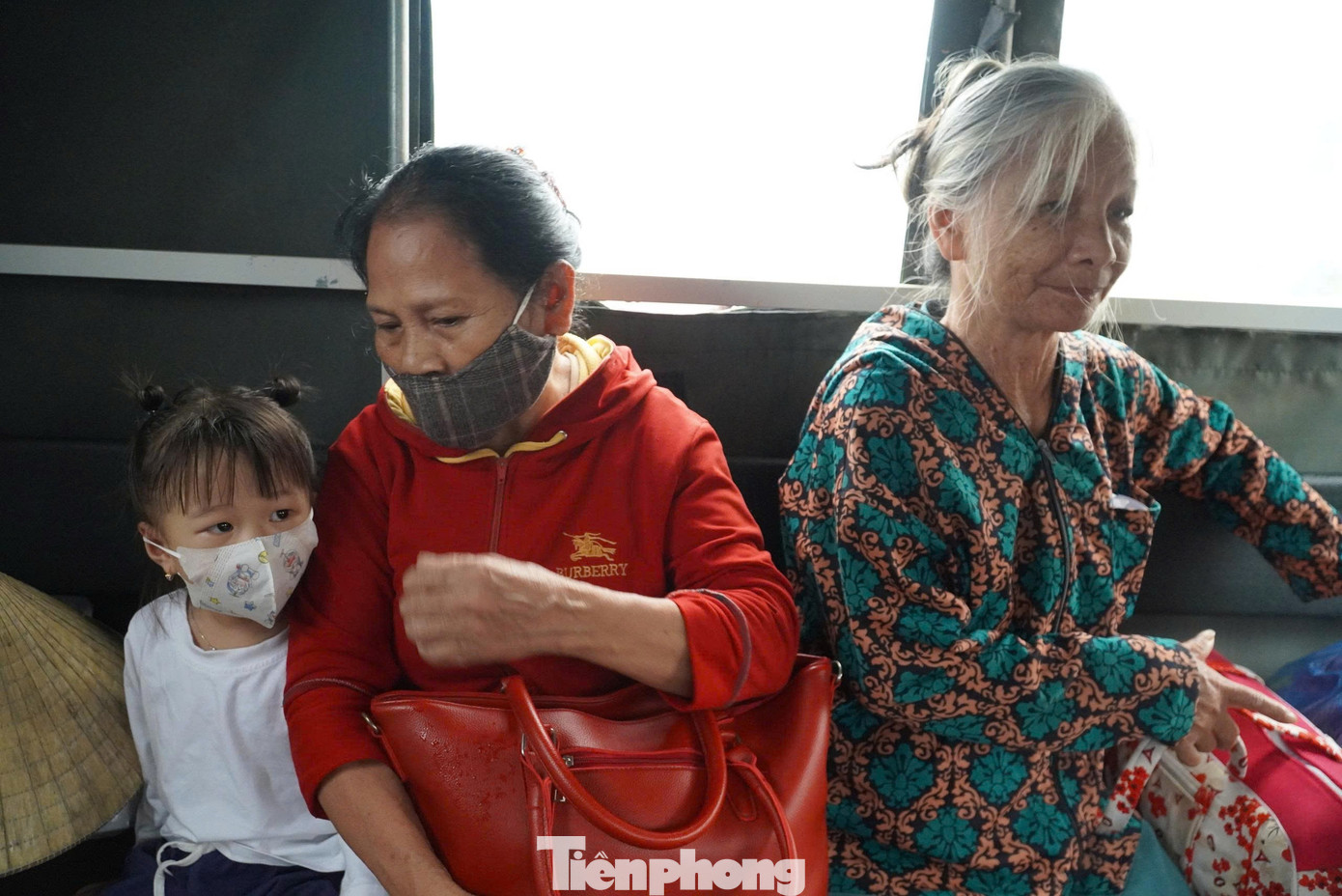 'Bão đến là phải đi, chỉ sợ trở về chẳng còn nhà cửa'- Ảnh 4. 'Bão đến là phải đi, chỉ sợ trở về chẳng còn nhà cửa'- Ảnh 4.