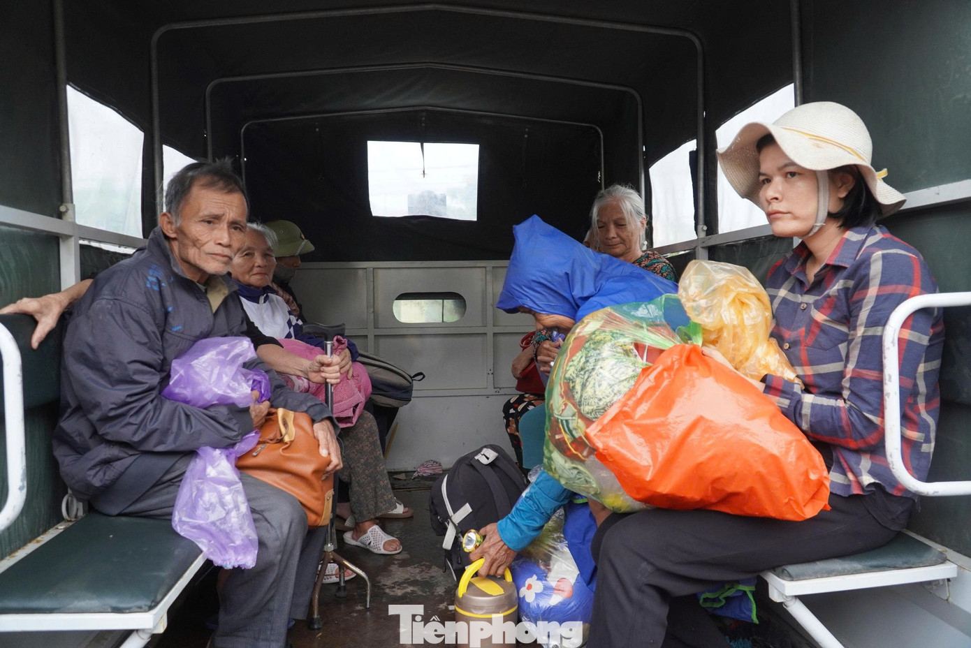 'Bão đến là phải đi, chỉ sợ trở về chẳng còn nhà cửa'- Ảnh 3. 'Bão đến là phải đi, chỉ sợ trở về chẳng còn nhà cửa'- Ảnh 3.