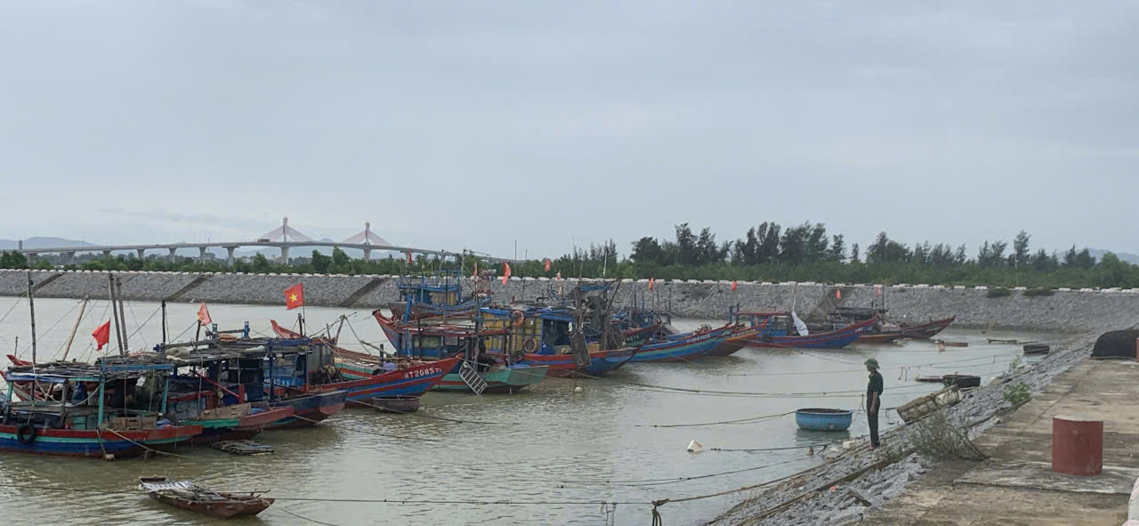 Ứng phó bão số 5: Hà Tĩnh di dời hơn 650 hộ dân đến nơi an toàn- Ảnh 6.