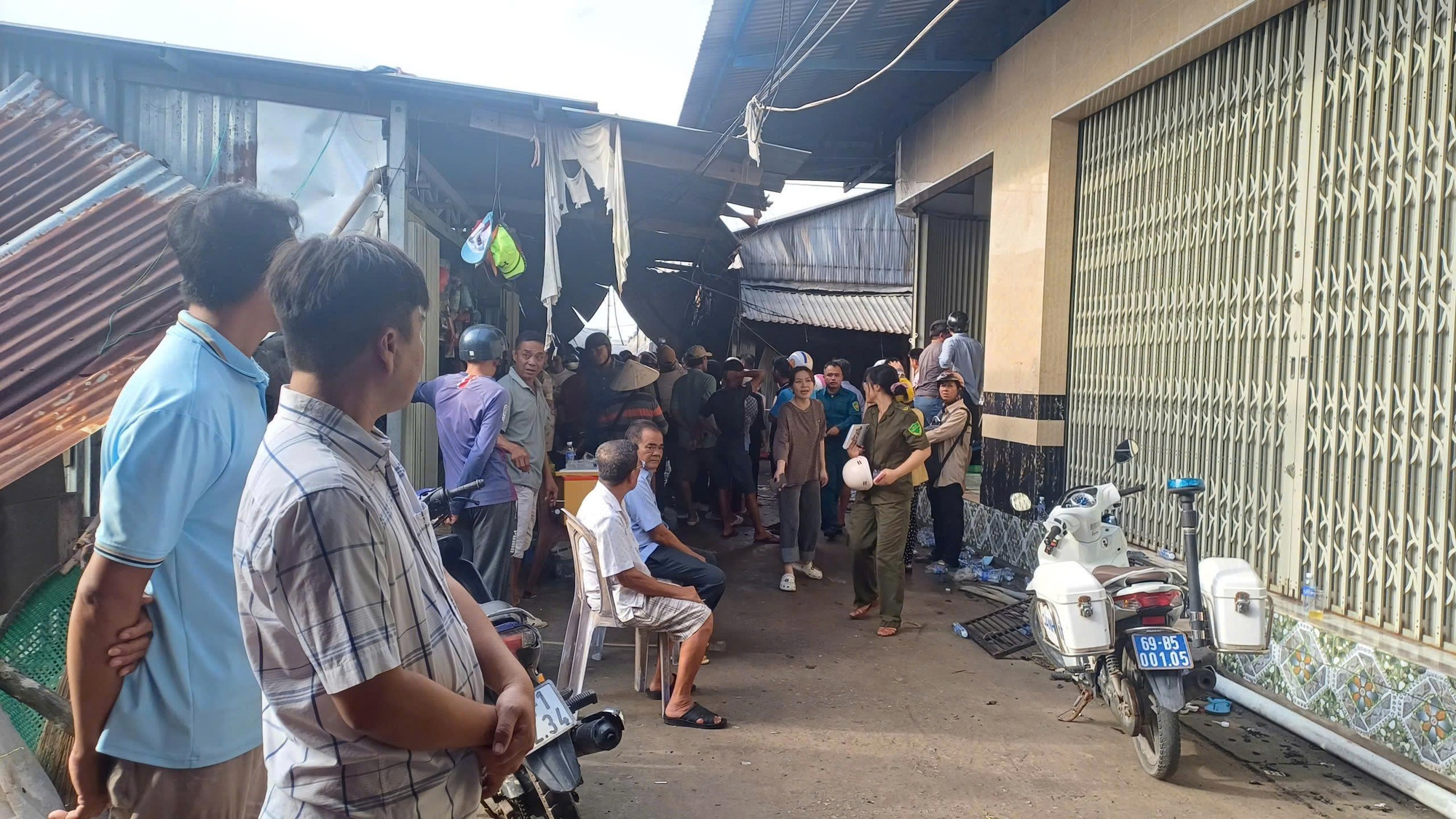 Bắt nghi phạm chém vợ rồi đốt nhà làm cháy lan sang chợ ở Cà Mau- Ảnh 1.