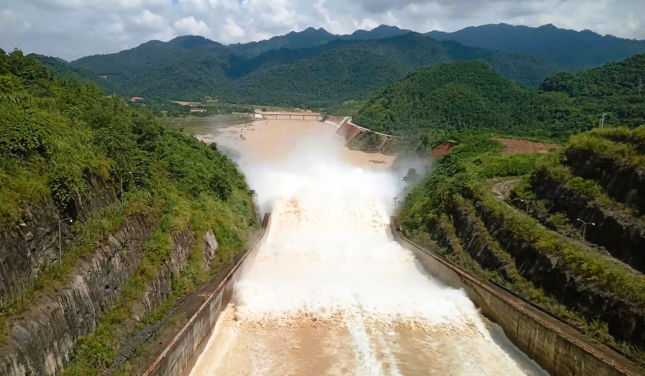 Ứng phó bão số 5, hồ chứa nước lớn nhất Thanh Hóa xả lũ- Ảnh 1. Ứng phó bão số 5, hồ chứa nước lớn nhất Thanh Hóa xả lũ- Ảnh 1.