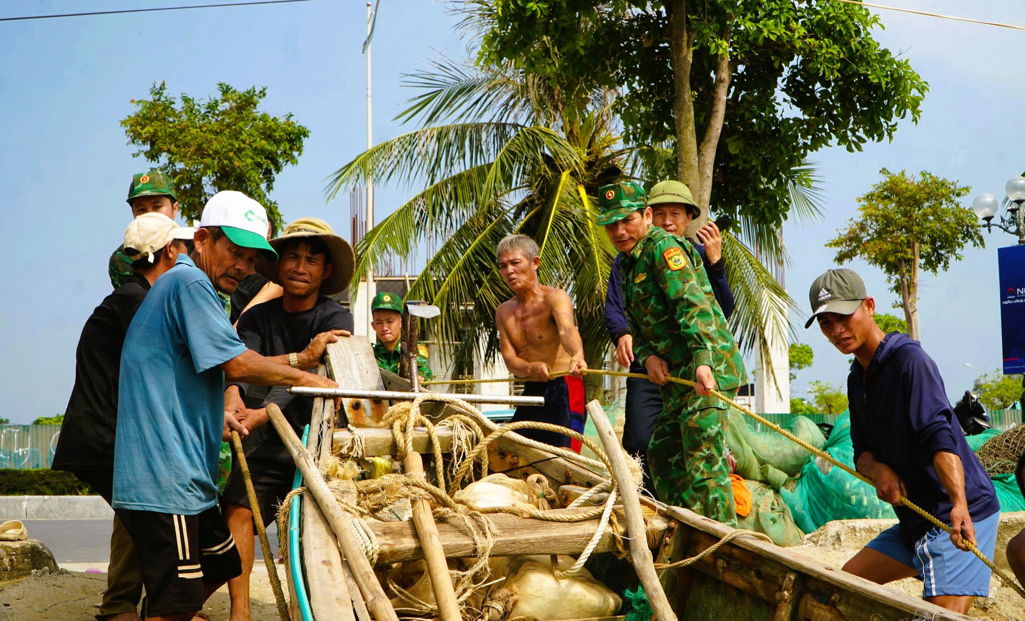 Ngư dân Sầm Sơn kéo thuyền bè lên bờ tránh bão số 5- Ảnh 8.