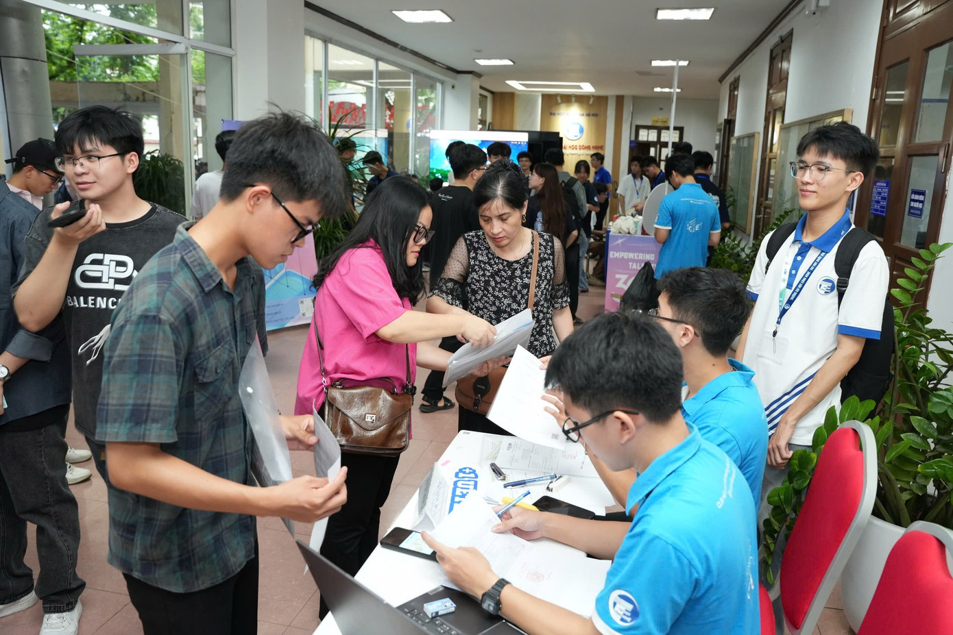 Thí sinh đặc biệt nhập học Trường Đại học Công nghệ, Đại học Quốc gia Hà Nội- Ảnh 1.