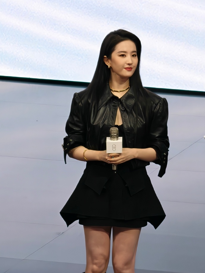 Lưu Diệc Phi lộ diện hậu drama quậy nát Bạch Ngọc Lan: Visual càng soi cận càng thấy khó tin, nửa showbiz có thái độ gây bất ngờ!- Ảnh 12.