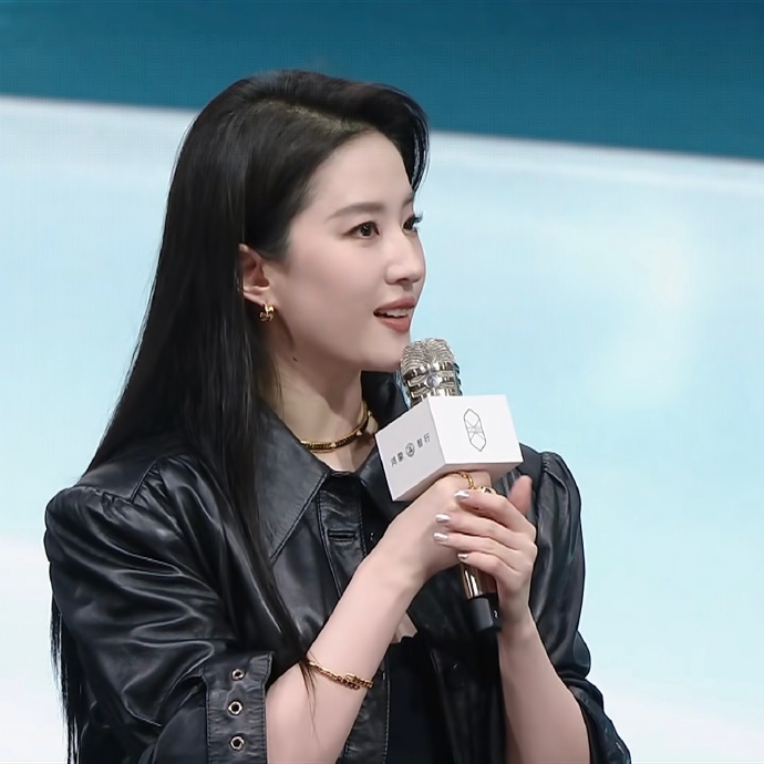 Lưu Diệc Phi lộ diện hậu drama quậy nát Bạch Ngọc Lan: Visual càng soi cận càng thấy khó tin, nửa showbiz có thái độ gây bất ngờ!- Ảnh 8.